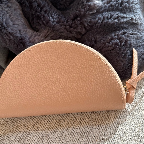 CHLOE, 💯 Authentic Pink Leather Logo Embossed Cosmetic Bag - Picture 3 of 16